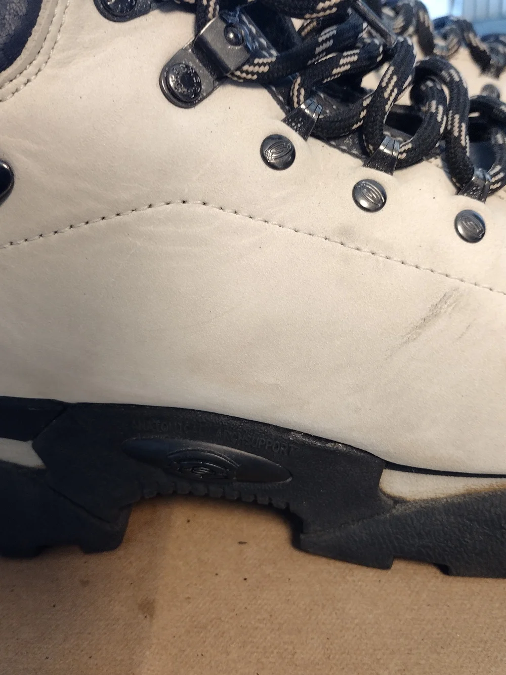 Skechers Vintage Men's Cream  Sand Hiking Boots Steel Toe Arch Support Size 12